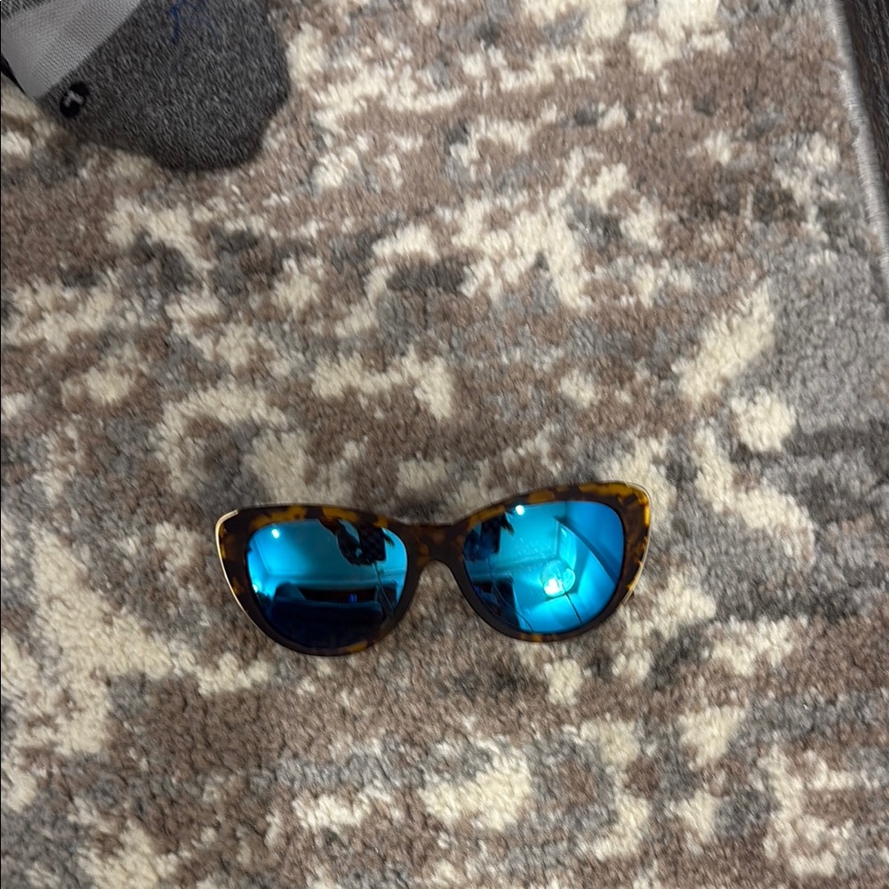 Chic Tortoiseshell Sunglasses with Dark Lenses